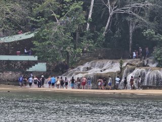 A group of people on a beach

AI-generated content may be incorrect.