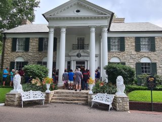 A group of people outside a building

Description automatically generated with medium confidence