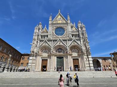 A group of people standing outside of Siena Cathedral

Description automatically generated with low confidence