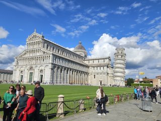 A group of people standing in front of Piazza dei Miracoli

Description automatically generated with low confidence